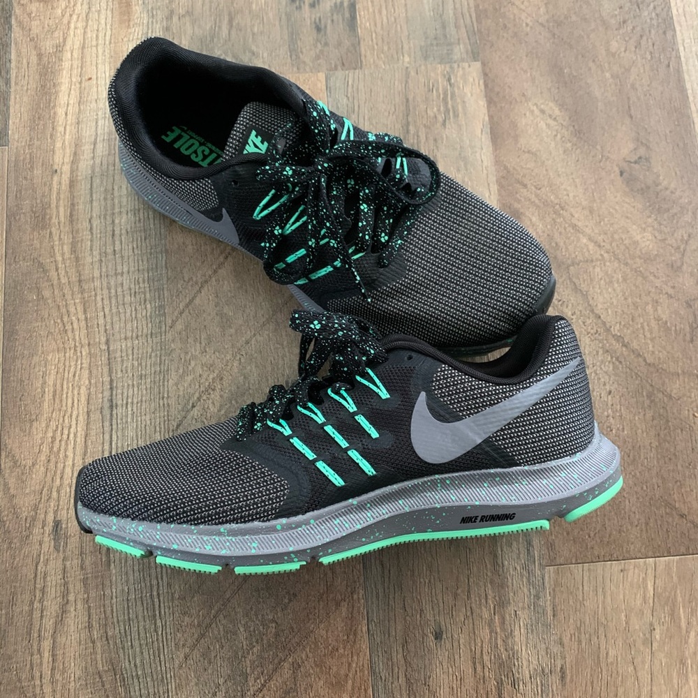 BNWT Nike Sneaker’s - women’s 7.5